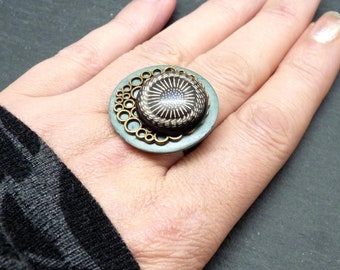 Small blue denim wood ring with bronze metal and black resin NEBULEUSE flower motif adjustable