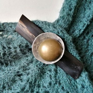 Long magnetic brooch to close scarf, stole, coat, large vest in horn, metal, ethnic resin TRAVERSE