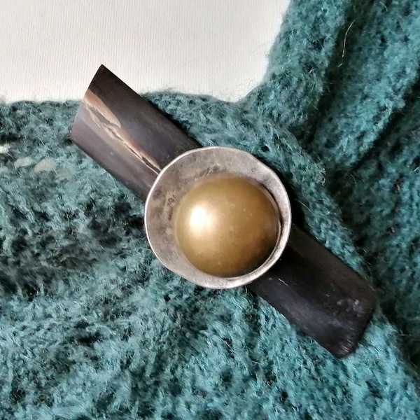 Long magnetic brooch to close scarf, stole, coat, large horn vest, metal, ethnic resin TRAVERSE