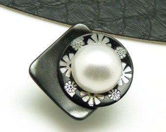 Petite Broche aimantée en métal canon de fusil, nacre noir et blanche fleur, résine nacré JAPONE PERLACULTURA