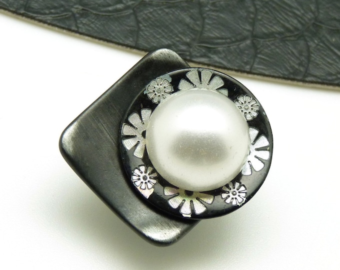 Pearly white flower magnetic brooch, to hold a scarf - JAPAN