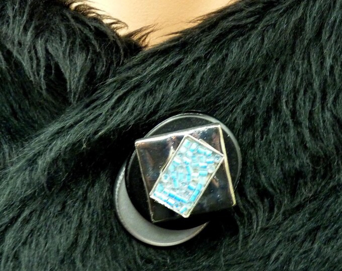 Broche aimantée en résine gris perle et noir mat, céramique, métal perles de verre bleu ciel pour fermer un gilet fin ou en déco DANEÏS