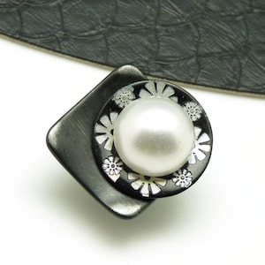 Pearly white flower magnetic brooch, to hold a scarf - JAPAN