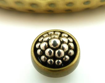Broche aimantée ronde pour fermer un décolleté ou un gilet métal bronze et résine métallisée argent MURE