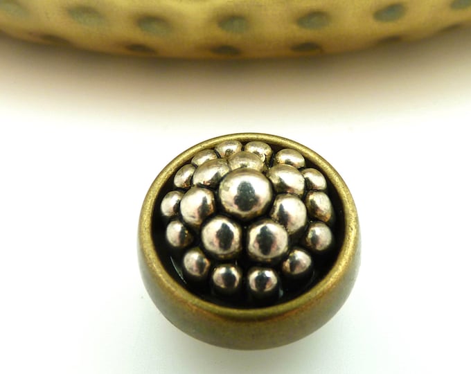 Round magnetic brooch to close a neckline or a vest in bronze metal and silver metallic resin MURE last piece!