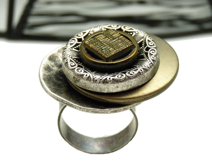 Adjustable DELECTA aged silver metal, resin and khaki glass ring