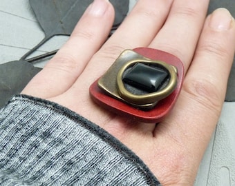 Trapezoid red wood ring, black onyx stone, bronze metal - ONYXA - adjustable