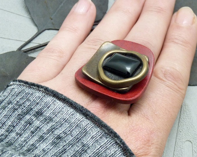 Large trapezoid red wood ring, black onyx stone, bronze metal ONYXA adjustable