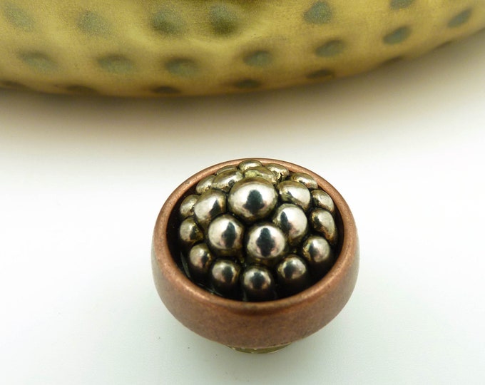 Magnetic brooch to close a vest or neckline in copper metal and silver metallic resin MURE