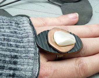 Oval ring in striped black horn, copper-plated metal and mother-of-pearl | XANA | adjustable - KUMKA