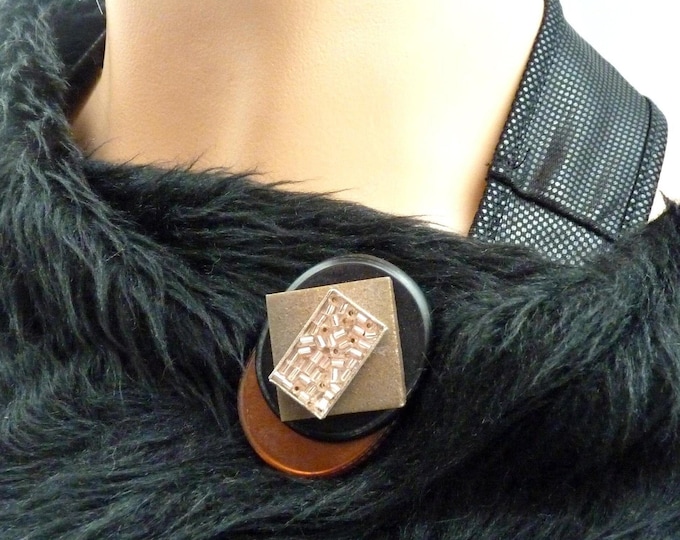 Broche aimantée, résine marron orangé, noir, céramique, métal et perles de verre beige rosé, pour fermer un décolleté DANEÏS