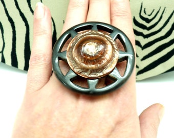 Very large ethnic black and orange-brown pearly ring in horn and light resin MASTERLEY adjustable adjustable