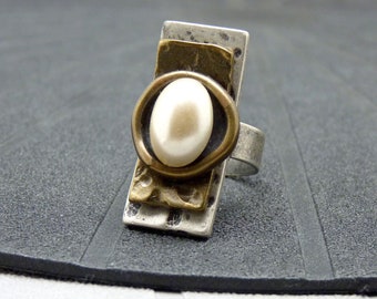 Bague longue rectangulaire argent bronze martelé verre écru nacré | KARLA PERLA | réglable - KUMKA