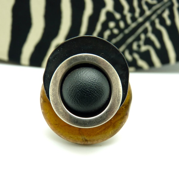 Petite Bague en bois jaune noir et argent métal et résine métallisée ethnique  NEW RETRO réglable ajustable Best seller