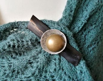 Long magnetic brooch for fastening scarves, stoles, coats, chunky cardigans, made of horn, metal, and ethnic resin - TRAVERSE - KUMKA