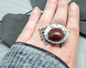 Aged silver ring with burgundy red agate stone, adjustable QUADRI graphic
