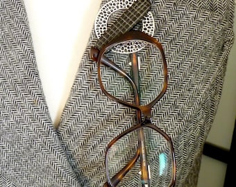 Magnetic Eyeglass Holder Brooch | FOCUS | Silver & Black Horn - KUMKA