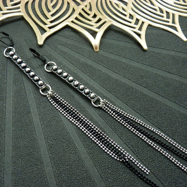 Lange silberne und schwarze Metallkettenohrringe KALY mit Clip-Option