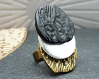 Long ring, rising or falling, rough rock look, black metal, bronze, pearly white resin ROCHAS adjustable