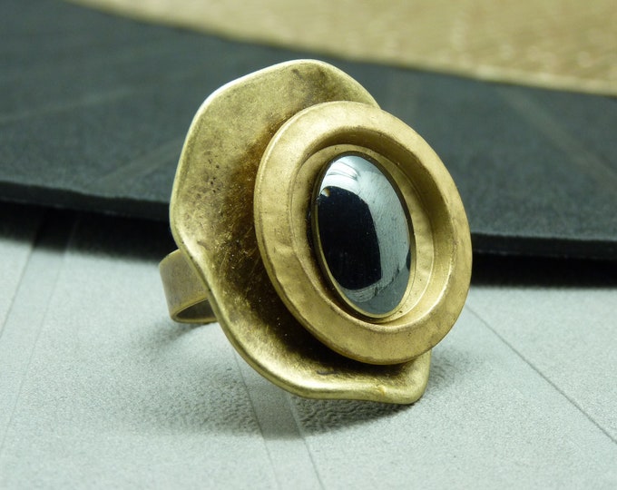 Matte aged gold ring, hematite stone - graphic chic - GRECCOR - adjustable