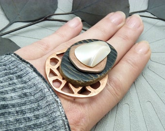 Large XANA openwork metal copper ring with mother-of-pearl horn