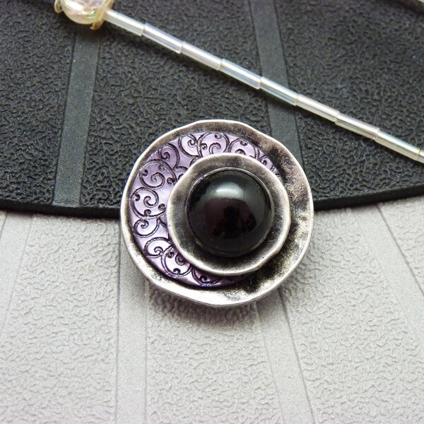 Petite Broche aimantée mauve en métal argent, nacre et résine noire OLIVIA pour fermer un décolleté