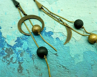 LUNA long asymmetrical earrings in black and bronze, made of metal and resin, clip-on option - KUMKA