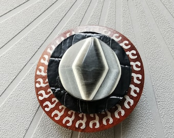 Large magnetic brooch in brown wood, black leather, and gray resin, for fastening scarves, thick stoles, coats, and chunky cardigans | NASTI | - KUMKA