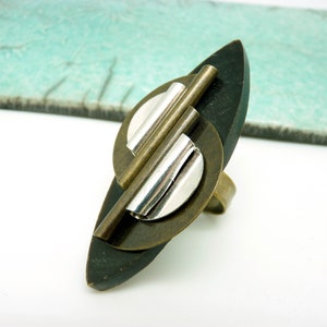 Langer, grafischer Ring aus schwarzem Horn und silber-bronzenem Metall im Ethno-Stil | FUTURA | verstellbar - KUMKA