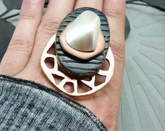 Large copper-colored ring with openwork metal, black horn, and ecru mother-of-pearl | XANA | adjustable - KUMKA