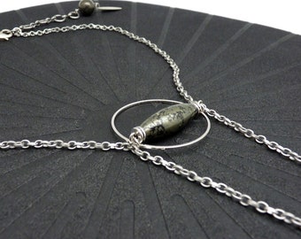Sautoir Argent Mat et Pierre Pyrite Kaki | DÉSINVOLTE | Graphique Ethnique - KUMKA