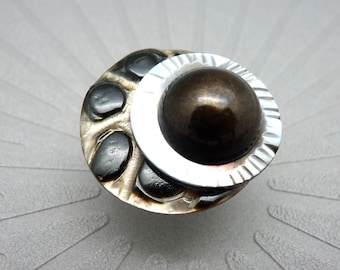 Brown and gray sculpted mother-of-pearl ring half-ball bronze resin IN THE SHELL adjustable adjustable