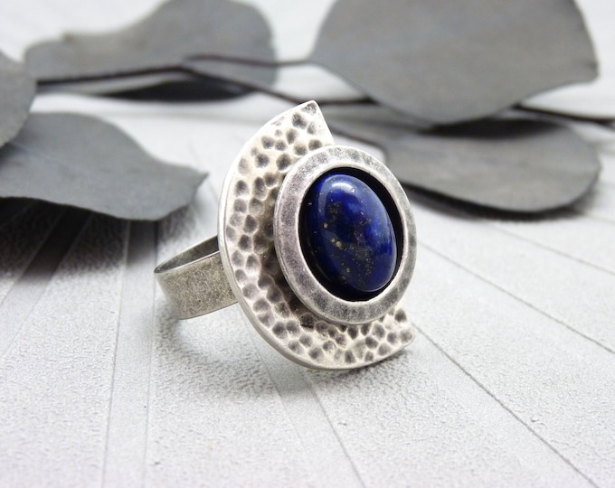 Half-moon hammered silver ring, indigo blue Lapis Lazuli stone | HALF-MOON LAZULI | adjustable