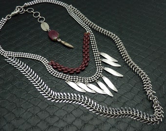 Collier plastron ethnique 3 rangs en métal argent et bordeaux et bijou de dos en pierre rubis zoisite ASHBAL