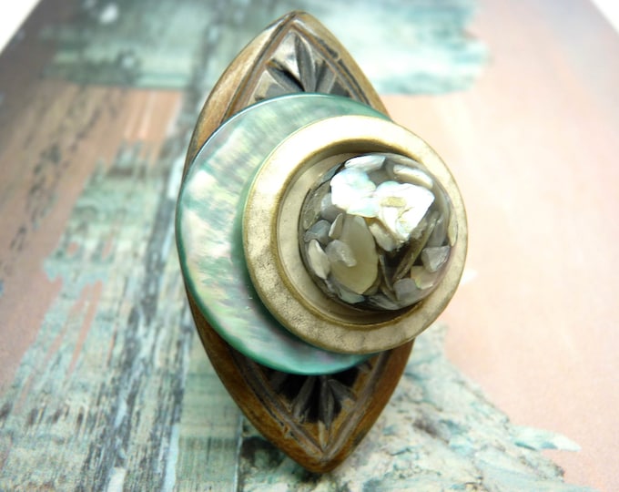 Large long ethnic ring in green water mother-of-pearl horn, white mother-of-pearl metal and LANGOUREUSE mother-of-pearl resin, adjustable