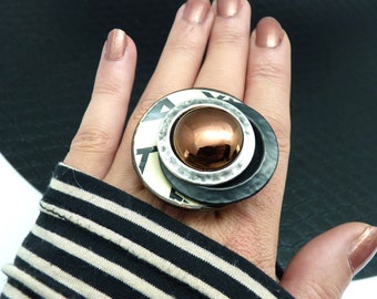 Large graphic ring in wood, metal, ecru glass, black brown copper PARADOX