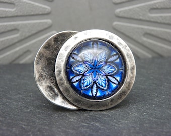 Blue flower mandala ring, aged and hammered silver metal, glass, offset adjustable ROSACE