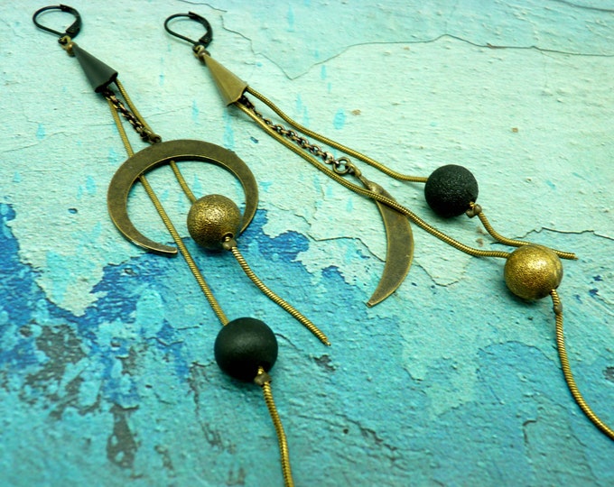 Asymmetrical earrings Long black and bronze metal and resin LUNA, clip option, Best seller