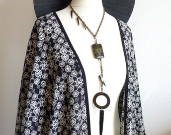 Long ethnic pendant necklace in bronze and black metal, khaki and black resin and mother-of-pearl fangs TRIBAL