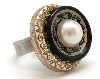 Antique style pearly white metal ring and adjustable cultured pearl resin MARIEE