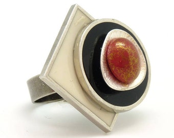 SOKLASS ecru black red graphic ring in resin metal and adjustable glass