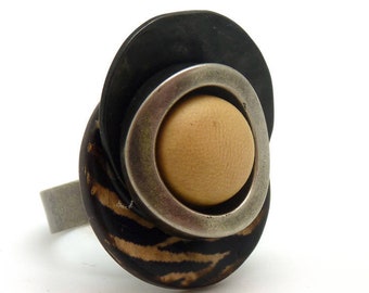 Adjustable ethnic ring in wood, metal and resin ZEBRA