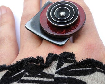 Large red wood, metal and gunmetal metallic resin ring, graphic | SPECIAL K | adjustable - KUMKA