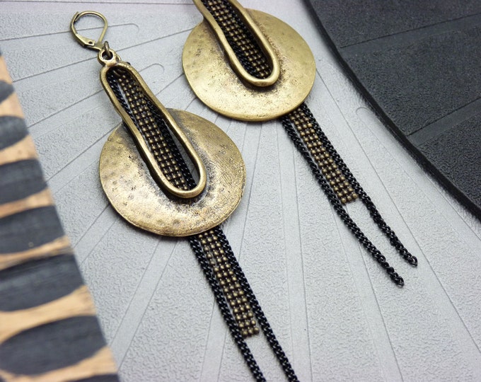 Ethnic earrings in hammered bronze and black, metal chain, tribal chic LENY clip-on option