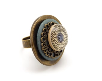 Adjustable blue jean wood ring with flower heart in bronze metal and NEBULEUSE resin