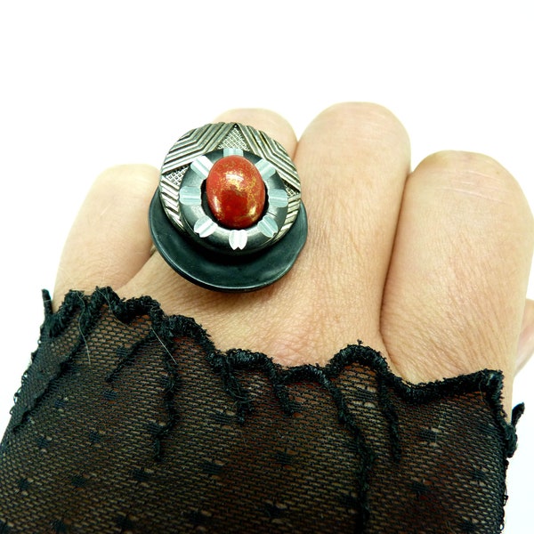 Petite Bague rouge graphique métal noir et canon de fusil verre  DARLING réglable ajustable