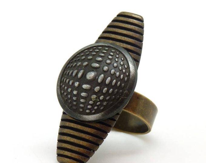Long metal ring with Vasarely KALEÏDOSCOPE motif, adjustable