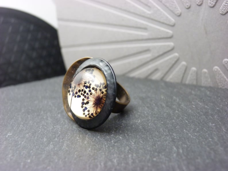 Bague fleur pissenlit métal bronze et noir martelé et verre, décalée ENVOL réglable ajustable image 5