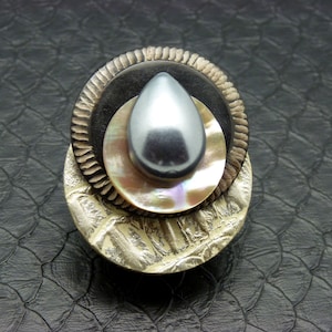 Grote magnetische broche om sjaal, stola, jas te sluiten, in reptielenleer, hoorn, parelmoer, hars, etnische chic CHICCAETHNAK