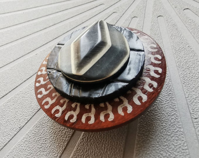 Very large magnetic brooch in brown wood, black leather, gray resin, to close a scarf, thick stole, coat, large vest, NASTI